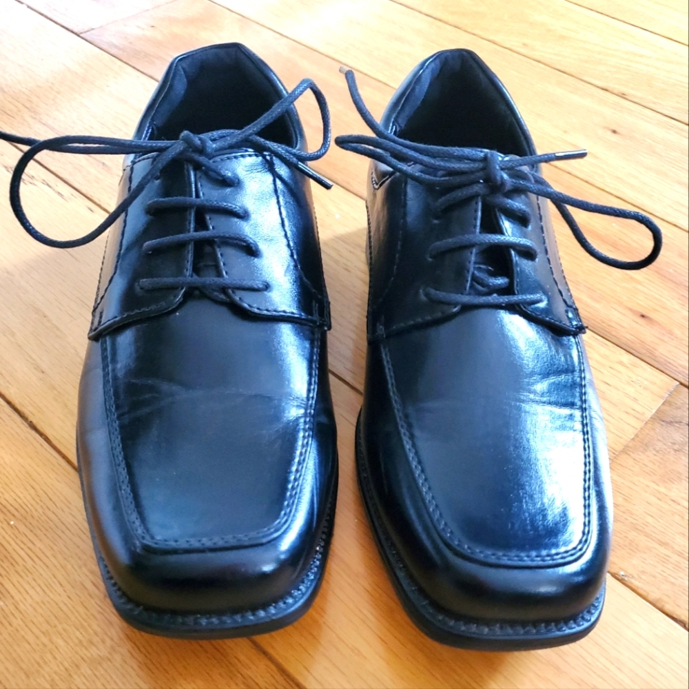 Boys Dress Shoes size 3 Wide